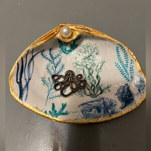 Decorated clam shell